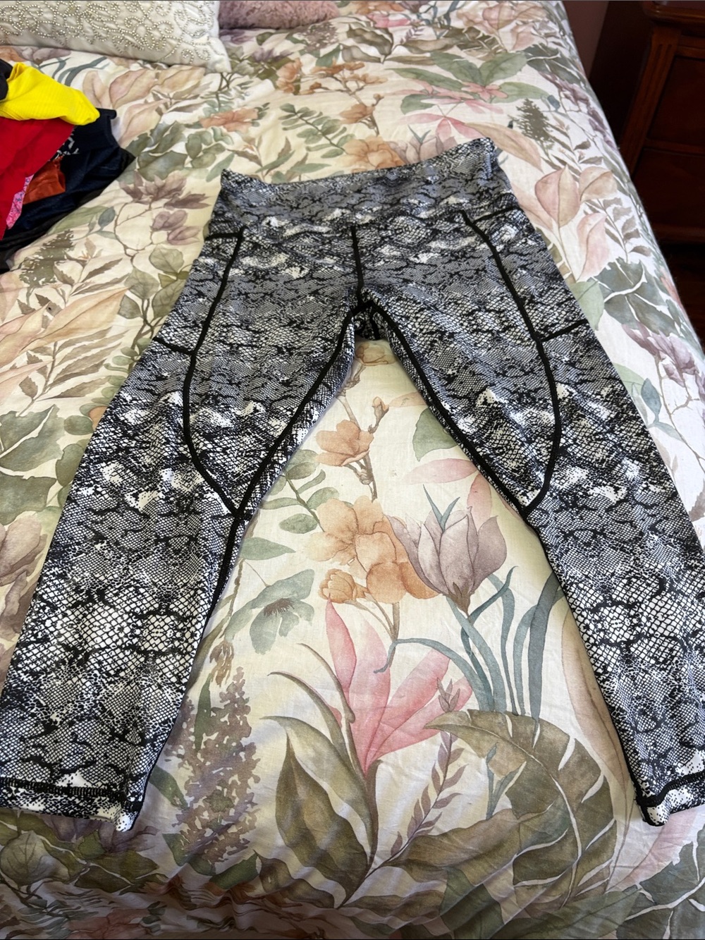 ZYIA Black & White Snake-Print Capri Sports Leggings